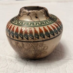 Navajo horsehair etched pottery vase, a unique Native American art small 4’x4’